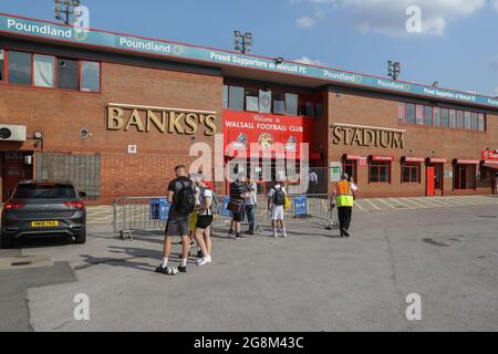 Les fans commencent à arriver au Bank's Stadium en prévision de ce soir, Villa Walsall v Aston, amicale d'avant-saison Banque D'Images