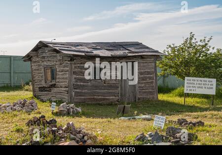 Parc national de Badlands, SD, États-Unis - 1er juin 2008 : cabane en bois gris, maison, prise de la tribu indienne de Pine Ridge et ensemble avec exposition de bois pétrifié Banque D'Images