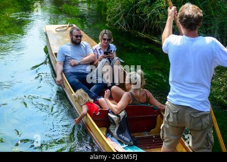 Caterbury, Kent, juillet 21 2021. Une famille s'amuser. La rivière Stour à Canterbury, Kent. Crédit : graham mitchell/Alay Live News Banque D'Images