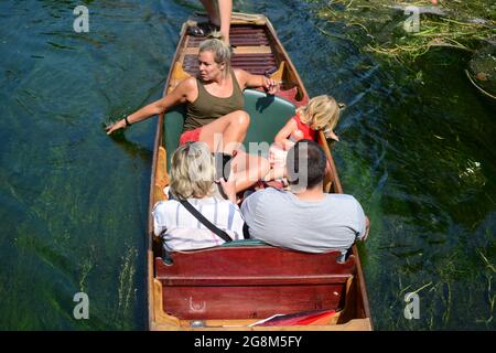 Caterbury, Kent, juillet 21 2021. Les touristes apprécient une promenade en bateau le long de la rivière stour à Canterbury, dans le Kent. Crédit : graham mitchell/Alay Live News Banque D'Images