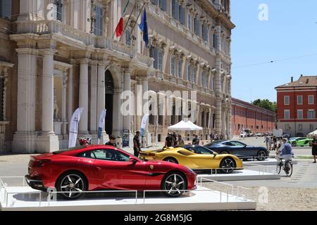 Modène, Italie, 1er juillet 2021 - défilé Ferrari exposé devant le palais ducal, exposition de la Vallée du moteur Banque D'Images
