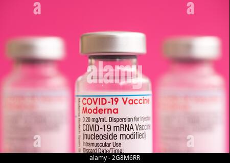 Flacons de vaccin Moderna (ARNm COVID-19, nucléoside modifié) pour le traitement du coronavirus. Banque D'Images