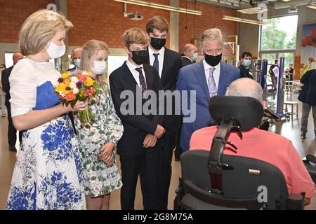 La reine Mathilde de Belgique, la princesse Eleonore, le prince Emmanuel, le prince Gabriel et le roi Philippe - Filip de Belgique photographiés lors d'une visite de la fa royale Banque D'Images