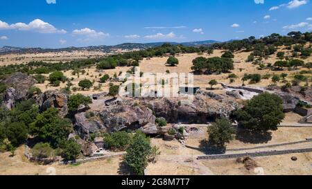 Vue sur Domus de Janas, 'maisons des féess'. Tombes hypogeales néolithiques, roche volcanique (trachyte}. Nécropole Sant' Andrea Priu complexe. Bonorva, S. Banque D'Images