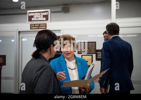 La sénatrice américaine Jeanne Shaheen (démocrate du New Hampshire) s'entretient avec le personnel alors que les sénateurs passent par le métro du Sénat lors d'un vote au Capitole des États-Unis, à Washington, DC, le mercredi 21 juillet, 2021. Crédit : Rod Lamkey/CNP/MediaPunch Banque D'Images