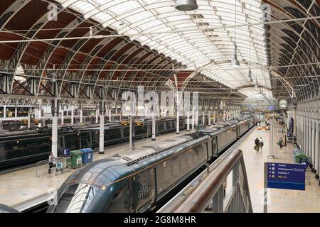 Vue intérieure de la gare de Paddington qui dessert la ligne GWR, trains de plate-forme du réseau ferroviaire Banque D'Images