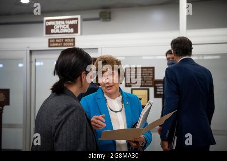 Washington, Vereinigte Staaten. 21 juillet 2021. La sénatrice américaine Jeanne Shaheen (démocrate du New Hampshire) s'entretient avec le personnel alors que les sénateurs passent par le métro du Sénat lors d'un vote au Capitole des États-Unis, à Washington, DC, le mercredi 21 juillet, 2021. Credit: Rod Lamkey/CNP/dpa/Alay Live News Banque D'Images