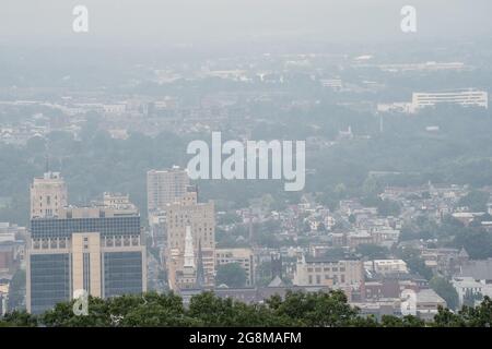 Reading, Pennsylvania, USA- 21 juillet 2021: L'ouest des couvertures de fumée de feu de forêt comté de Berks vu de Neversink Mountain. Banque D'Images