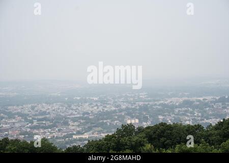 Reading, Pennsylvania, USA- 21 juillet 2021: L'ouest des couvertures de fumée de feu de forêt comté de Berks vu de Neversink Mountain. Banque D'Images