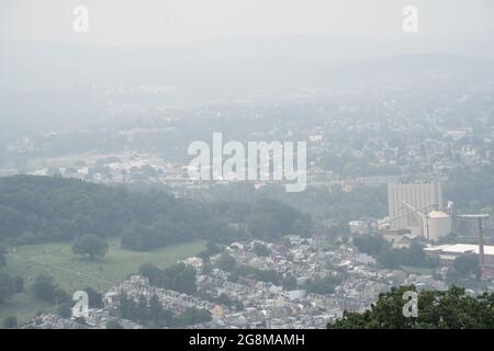 Reading, Pennsylvania, USA- 21 juillet 2021: L'ouest des couvertures de fumée de feu de forêt comté de Berks vu de Neversink Mountain. Banque D'Images