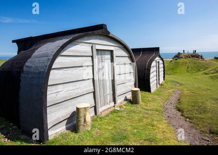 Vieux hangars de bateau sur l'île Sainte, Northumberland, Royaume-Uni. Banque D'Images