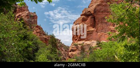 Magnifique paysage rocheux à Spring Creek Canyon lors d'une matinée ensoleillée d'été. Kanarraville, Utah, États-Unis Banque D'Images