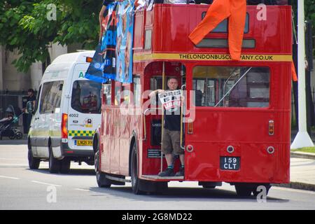 Londres, Royaume-Uni. 21 juillet 2021. Des manifestants anti-blocage ont circuité dans un bus loué qui a appelé Boris Johnson, Matt Hancock, Chris Witty et d'autres personnes sur la place du Parlement. (Crédit : Vuk Valcic / Alamy Live News) Banque D'Images