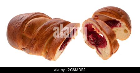 Produit de confiserie, pain sous forme de rouleau, deux morceaux sont coupés d'un bord, sur un fond blanc en isolation Banque D'Images