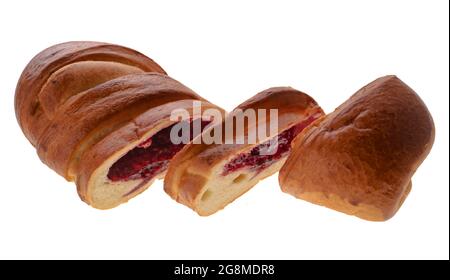 Produit de confiserie, pain sous forme de rouleau, deux morceaux sont coupés d'un bord, sur un fond blanc en isolation Banque D'Images