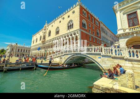 Venise, Italie - 9 mai 2021 : gondoles traditionnelles pour une croisière touristique sur le canal de Giudecca par la place Saint-Marc avec le palais de Doge. Le principal et le plus grand Banque D'Images