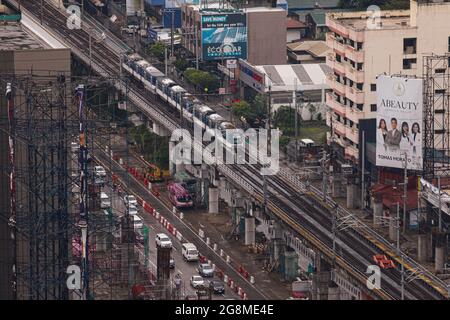 Quezon City, Philippines. 21 juillet 2021. Les bâtiments et les maisons de la ville de Quezon ont été inondés par la mousson du sud-ouest rehaussée par le typhon Fabian. Banque D'Images