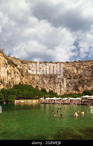 Lac Vouliagmeni, Grèce - juillet 18 2019 : les touristes se détendent au lac Vouliagmeni, station thermale et thermale près d'Athènes Banque D'Images