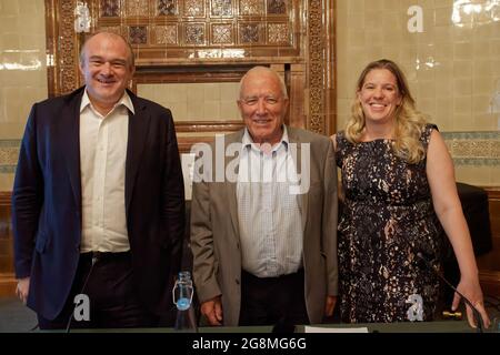 Londres, Royaume-Uni. 21 juillet 2021. Good COP, Bad COP, COP 26 avec Sir Ed Davey au National Liberal Club, Londres, avec Robert Woodthorpe-Browne du Paddy Ashdown Forum, Emma Moore et Lord David Chidgey des libéraux Démocrates prévoient que la COP26 se tiendra à Glasgow, en Écosse. Crédit : Peter Hogan/Alay Live News Banque D'Images