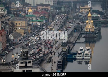 Vue sur la route depuis le pont piétonnier de Kiev. Prise de vue en soirée par temps pluvieux. Banque D'Images