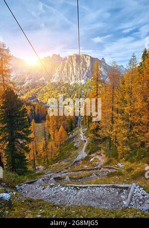 Remontées mécaniques le long de la piste de ski près des montagnes Cinque Torri le fond de la montagne Tofane près de la célèbre ville de Cortina d'Ampezzo, Dolomites Moun Banque D'Images