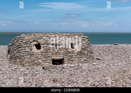 Deuxième pilbox de la Seconde Guerre mondiale sur une crête de galets à Porlock Beach, Somerset, Angleterre, Royaume-Uni Banque D'Images