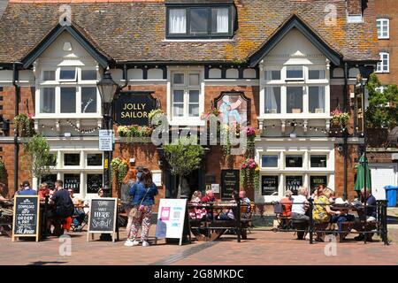 Poole, Dorset - juin 2021: Les gens mangeant à l'extérieur du pub Jolly Sailor sur le front de mer à Poole Banque D'Images