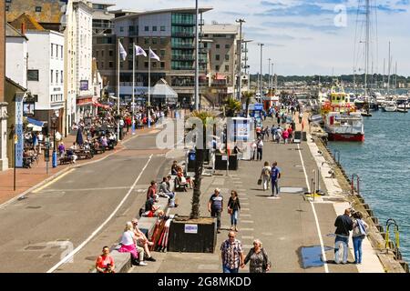 Poole, Dorset - juin 2021: Front de mer à Poole avec des bateaux et des yachts dans la marina en arrière-plan. Banque D'Images