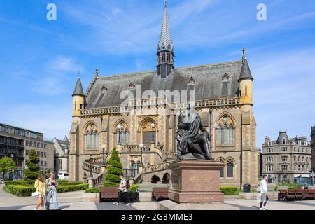 Statue de Burns en face de la galerie d'art et du musée McManus, Albert Square, Dundee City, Écosse, Royaume-Uni Banque D'Images