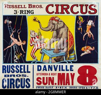 Vintage Circus Poster Russell Bros. Circus utilisé à Danville (Russell Brothers 3-ring Circus, 1938). Avec un clown servant un éléphant. Banque D'Images