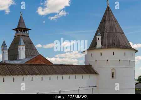 Mur de forteresse et tours de guet du Kremlin de Rostov. Banque D'Images