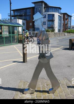 Une sculpture en métal d'un homme et d'un chien de match célèbre l'artiste LS Lowry à l'endroit où il a peint dans le village côtier de Lancashire, à Knott End Banque D'Images