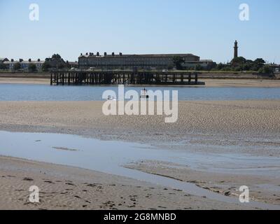 Vue sur l'estuaire de Wyre en regardant depuis Knott End vers l'esplanade et la jetée du ferry à Fleetwood. Banque D'Images