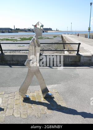 Une sculpture en métal d'un homme et d'un chien de match célèbre l'artiste LS Lowry à l'endroit où il a peint dans le village côtier de Lancashire, à Knott End Banque D'Images