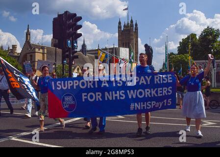 Londres, Royaume-Uni. 20 juillet 2021. Les manifestants défilant sur la place du Parlement. Les membres du syndicat, les travailleurs du NHS et les partisans se sont réunis à Westminster pour exiger une augmentation de salaire de 15% pour tous les travailleurs du NHS, suite à la proposition du gouvernement d'augmenter de 1%, et ont défilé au 10 Downing Street pour présenter leur pétition. Banque D'Images