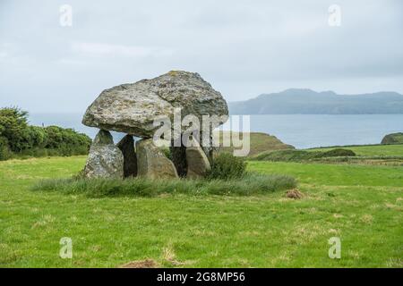 Carreg Samson un Dolmen / chambre funéraire néolithique de 5000 ans se trouve sur la côte du Pembrokeshire près d'Abercastle Banque D'Images