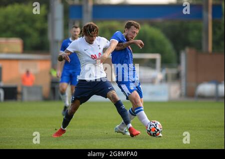 Tottenhams DELE Alli et Colchesters Tom Eastman se battent pour le bal lors du match amical d'avant-saison entre Colchester United et Tottenham Hotspur au Weston Homes Community Stadium, à Colchester, le mercredi 21 juillet 2021. (Credit: Ben Pooley | MI News) Credit: MI News & Sport /Alay Live News Banque D'Images