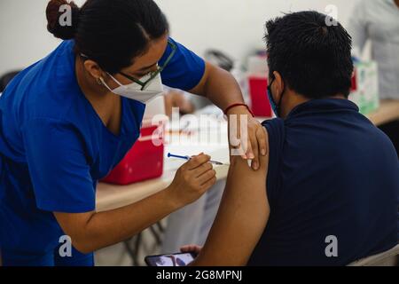 Playa del Carmen, Mexique, le 21 juillet 2021 : une personne reçoit un vaccin Covid-19 contre le COV-SRAS-2 qui cause la maladie à coronavirus, au cours d'une campagne de vaccination domestique pour les personnes de 30-39 ans. Crédit: Natalia Pescador / Groupe Eyepix / Alamy Live News Banque D'Images