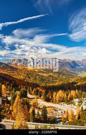 Pittoresque et ensoleillé automne Dolomites vue sur la montagne rocheuse depuis le chemin de randonnée de Giau Pass jusqu'à Cinque Torri cinq piliers ou tours rock célèbre forma Banque D'Images