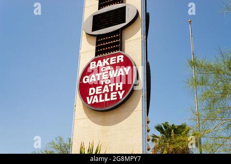 Baker, Californie - États-Unis - 15 juillet 2021 : le thermomètre le plus haut du monde à Baker, le matin d'été. Banque D'Images