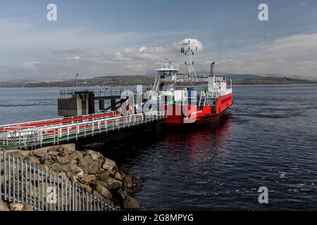 Pour aller à Glen Massan dans la péninsule de Cowal, nous avons dû traverser le Clyde dans un petit ferry. Banque D'Images