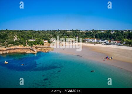 Image d'un drone aérien d'une partie de St Brelades à mi-marée au soleil. Îles Jersey Channel. Banque D'Images