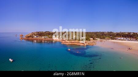 Image airial panoramique de la baie de St Brelades à mi-marée au soleil. Îles Jersey Channel Banque D'Images