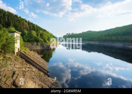 Vue panoramique d'un barrage en Allemagne en été avec ciel bleu an Banque D'Images
