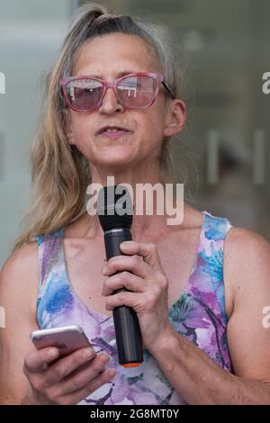 Londres, Royaume-Uni. 20 juillet 2021. Esther Giles, secrétaire suspendu du CLP du Nord-Ouest de Bristol, s'adresse aux partisans des groupes du Parti travailliste de gauche dans un hall de protestation devant le siège du parti. Le lobby a été organisé pour coïncider avec une réunion du Comité exécutif national du Parti travailliste au cours de laquelle il a été demandé de proscrire quatre organisations, Resist, Labour contre la chasse à la sorcellerie, Labour en exil et appel socialiste, dont les membres pourraient alors être automatiquement expulsés du Parti travailliste. Crédit : Mark Kerrison/Alamy Live News Banque D'Images