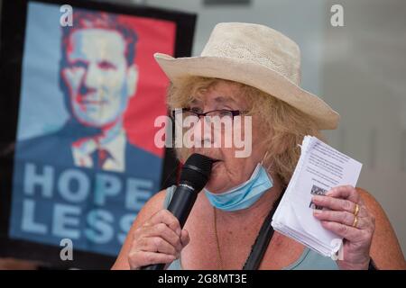 Londres, Royaume-Uni. 20 juillet 2021. L'ancien conseiller travailliste de Bristol, Harriet Bradley, s'adresse aux partisans des groupes du Parti travailliste de gauche dans un hall de protestation devant le siège du parti. Le lobby a été organisé pour coïncider avec une réunion du Comité exécutif national du Parti travailliste au cours de laquelle il a été demandé de proscrire quatre organisations, Resist, Labour contre la chasse à la sorcellerie, Labour en exil et appel socialiste, dont les membres pourraient alors être automatiquement expulsés du Parti travailliste. Crédit : Mark Kerrison/Alamy Live News Banque D'Images