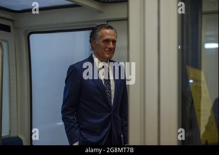 Washington, États-Unis. 21 juillet 2021. Le sénateur Mitt Romney, dans l'Utah, revient à son bureau après le vote de procédure sur le projet de loi bipartisan sur les infrastructures au Capitole des États-Unis à Washington, DC., le mercredi 21 juillet 2021. Le projet de loi a échoué sans un fort soutien républicain. Photo de Bonnie Cash/UPI Credit: UPI/Alay Live News Banque D'Images