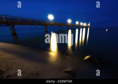 Photo nocturne du Seebrücke Haffkrug en Allemagne Banque D'Images