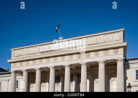 TOURS, FRANCE - 12 juillet 2021 : une vue sur le Palais de Justice à Tours, France Banque D'Images