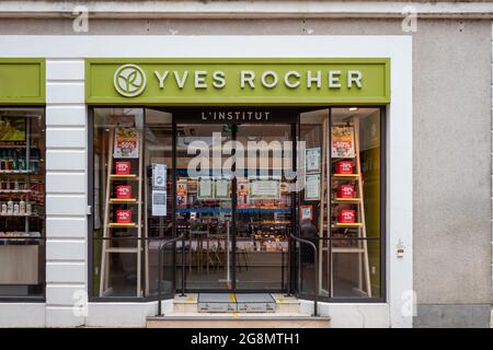 SABLE, FRANCE - 12 juillet 2021 : la boutique Yves Rocher sur une route très fréquentée de sable, France Banque D'Images